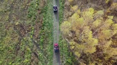 ATV sürücülerinin üzerinde uçmak, bir kuadkopterden hava fotoğrafçılığı, arka plan alanı ve orman. Yüksek kaliteli FullHD görüntüler