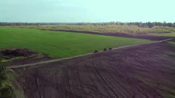 Vuelo Con Drones Través Campo Cuatro Vehículos Todo Terreno Imágenes — Vídeos de Stock