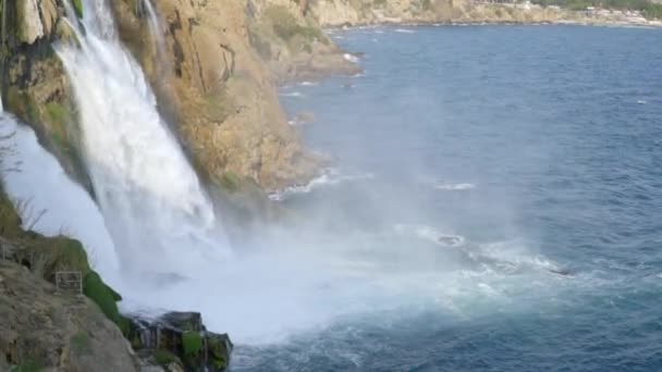 Potente Flusso Acqua Dalla Cascata Cade Mare Filmati Fullhd Alta — Video Stock