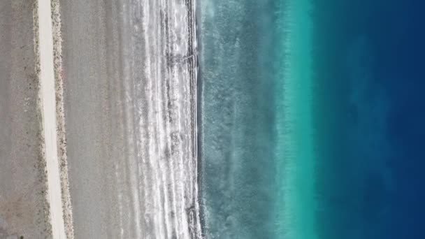 Přechod Modré Vody Moře Bílé Šedé Písčité Pobřeží Letecké Fotografie — Stock video