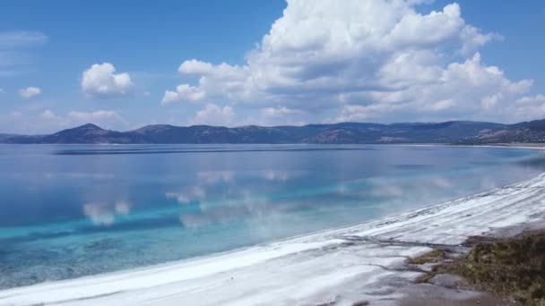 Vuelo Contra Telón Fondo Las Montañas Lago Azul Con Una — Vídeo de stock
