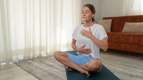 Yogadan nefes alma pratiği - bir kadın nefes alır ve meditasyon yapar. Yüksek kalite fotoğraf