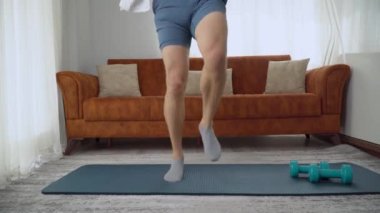 Minderde koşan erkek bacakları, ısınma turları. Yüksek kalite 4k görüntü