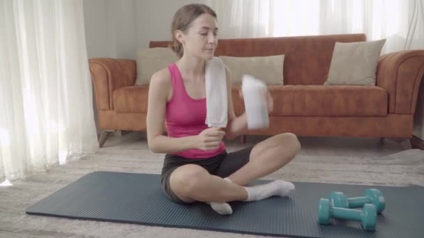 Una Donna Scuote Suo Shaker Dopo Esercizio Domestico Beve Proteine — Video Stock