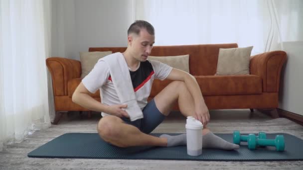 Uomo Riposa Dopo Sport Beve Nutrizione Sportiva Uno Shaker Filmati — Video Stock