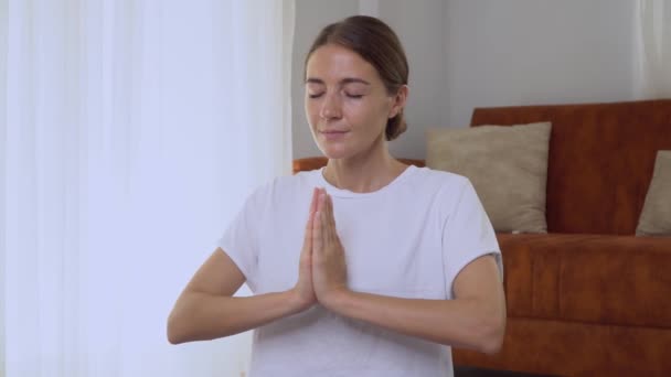 Een Vrouw Doet Praktijk Van Ademhalen Vanuit Yoga Palmmeditatie Namaste — Stockvideo