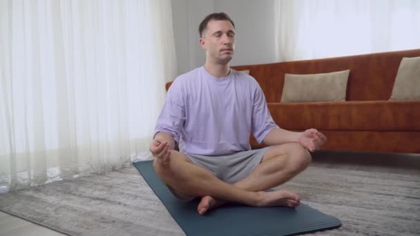 一个人在家里做荷花式的冥想 练习有意识的呼吸 高质量的4K镜头 — 图库视频影像