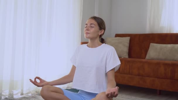 Жінка Робить Медитацію Вдома Положенні Лотоса Високоякісні Кадри — стокове відео