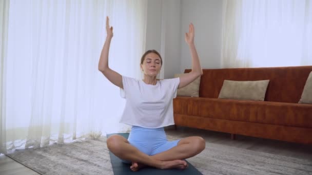 Een Vrouw Mediteert Eindigt Yoga Lessen Lotuspositie Namaste Boven Haar — Stockvideo