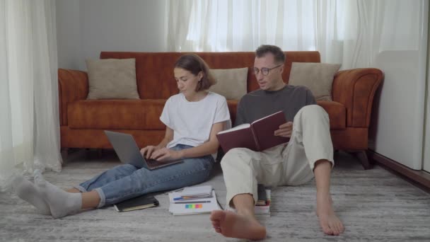 Een Paar Studenten Studeren Thuis Lezen Typen Een Laptop Thuisonderwijs — Stockvideo
