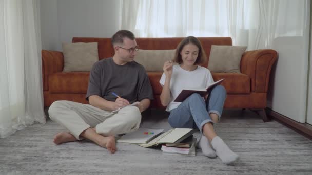 Jongens Meisjesstudenten Bereiden Zich Thuis Voor Het Examen Zittend Vloer — Stockvideo