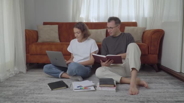Studenten Kunnen Thuis Studeren Met Boeken Notitieboekjes Een Laptop Terwijl — Stockvideo