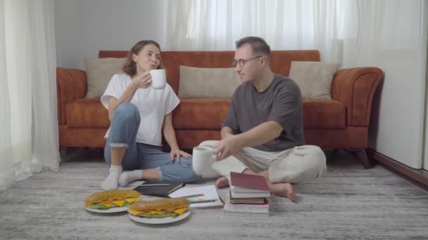 男性と女性の学生は自宅で勉強し コーヒーを飲み 話をする 高品質4K映像 — ストック動画