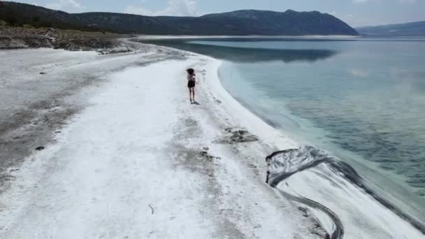 Fată Aleargă Lungul Țărmului Unei Frumoase Plaje Nisip Alb Apă — Videoclip de stoc