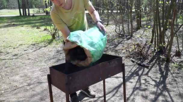Ein Mann Gießt Kohlen Einen Grill Wald Vor Einem Grill — Stockvideo
