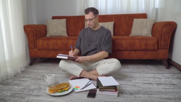Mężczyzna Studiuje Domu Pisze Notatnikach Podręcznikami Edukacją Domową Wysokiej Jakości — Wideo stockowe