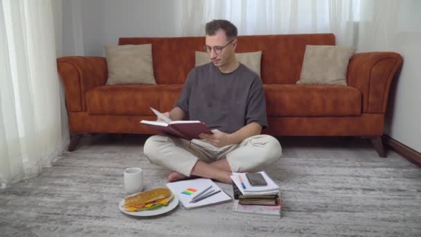 Estudante Ler Livro Beber Café Casa Sentado Chão Imagens Alta — Vídeo de Stock