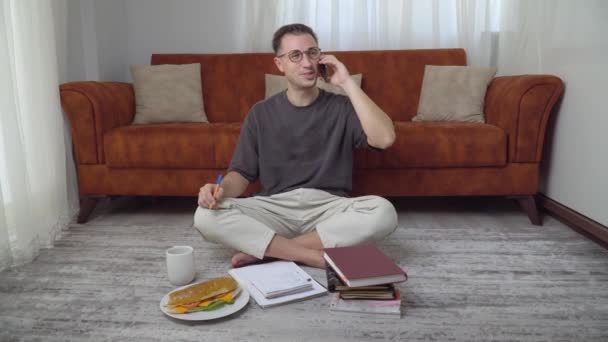 Schüler Lernen Lektionen Hause Und Sprechen Telefon Hause Online Unterricht — Stockvideo