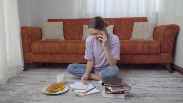 Estudante Aprende Lições Casa Comunica Telefone Pede Uma Solução Para — Vídeo de Stock