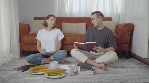 Een Paar Studenten Eten Sandwiches Terwijl Thuis Studeren Snacken Huiswerk — Stockvideo