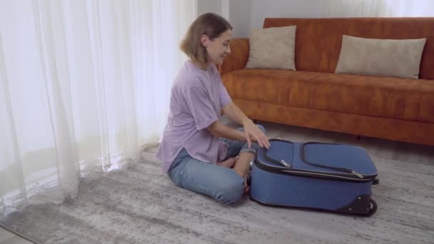 一个女人把装有衣服的手提箱关上 放在地板上准备旅行 高质量的4K镜头 — 图库视频影像