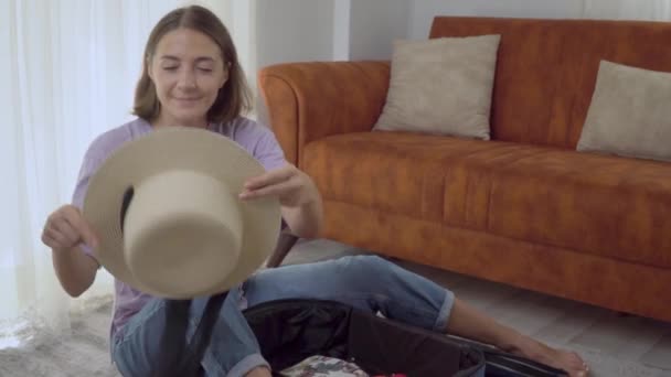 Радостная Женщина Упаковывает Свои Вещи Чемодан Отправляется Отпуск Море Примеряет — стоковое видео