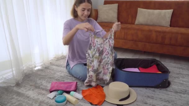 Женщина Упаковывает Свои Вещи Чемодан Сидящий Полу Поездка Отдых Морю — стоковое видео