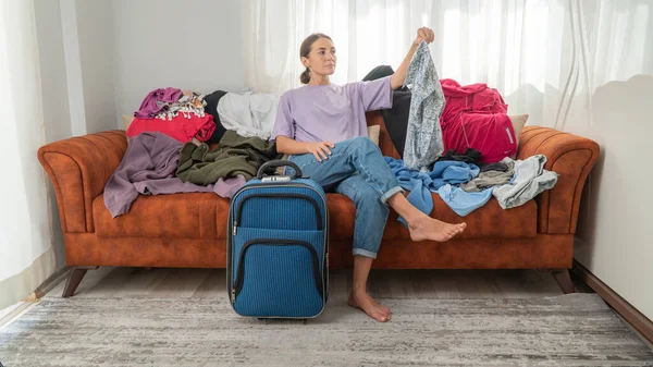 Woman Suitcase Scattered Belongings Choice Clothes High Quality Photo — Stock Photo, Image