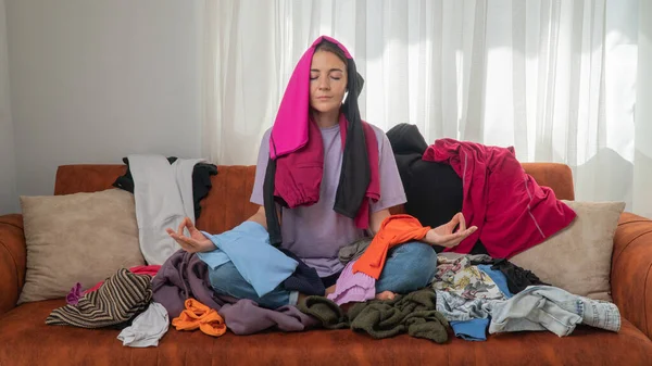 Girl Meditates Mountain Clothes Shopaholic Conscious Consumption High Quality Photo — Stock Photo, Image