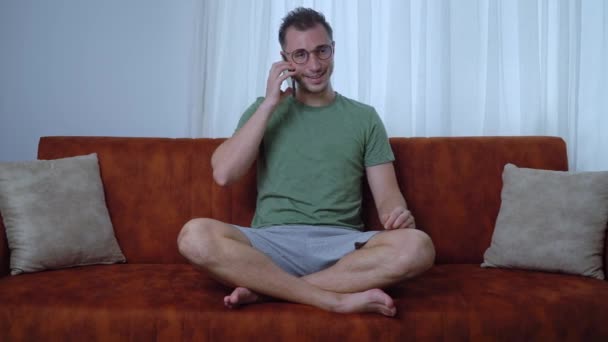 Een Man Belt Praat Telefoon Communicatie Een Smartphone Van Thuis — Stockvideo