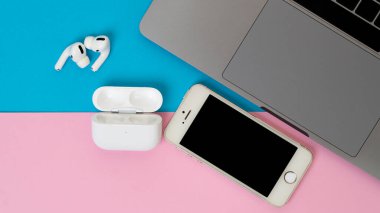Dizüstü bilgisayar, telefon ve iki tonluk kablosuz kulaklık. Yüksek kalite fotoğraf