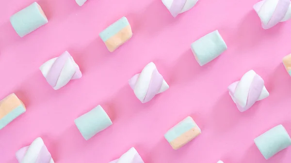 Marshmallows Roze Achtergrond Diagonale Lijnen Close Multi Gekleurde Snoepjes Hoge — Stockfoto
