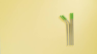 Çevre dostu, yeniden kullanılabilir metal içki pipetleri, metin için yer. Yüksek kalite fotoğraf