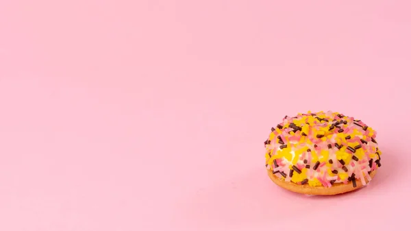 Kuchen Mit Bunten Streuseln Auf Rosa Hintergrund Hochwertiges Foto — Stockfoto