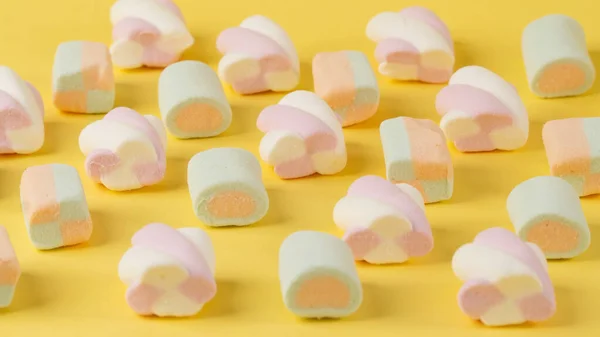 Marshmallows Zijn Gestapeld Rijen Een Achtergrond Van Zoet Voedsel Hoge — Stockfoto