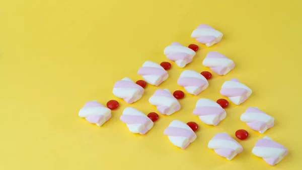 Marshmallows Rode Snoepjes Staan Rij Met Een Kerstboom Hoge Kwaliteit — Stockfoto