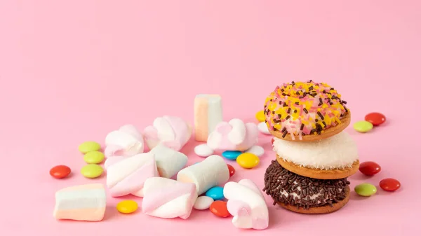 Dolci Torta Caramelle Draghi Marshmallow Uno Sfondo Rosa Foto Alta — Foto Stock