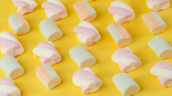 Samenstelling Van Marshmallows Een Gele Achtergrond Lijnen Diagonaal Hoge Kwaliteit — Stockfoto