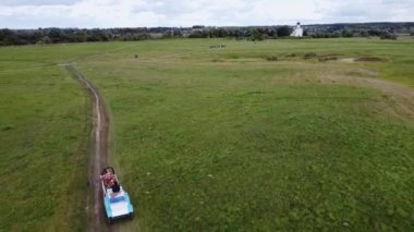 Kırsal bir yolda at arabası, sonbahar tarlası, hava fotoğrafçılığı. Yüksek kaliteli FullHD görüntüler