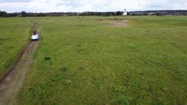 Lot Dronem Nad Przejeżdżającym Wózkiem Koniem Polu Jesień Podróż Wysokiej — Wideo stockowe