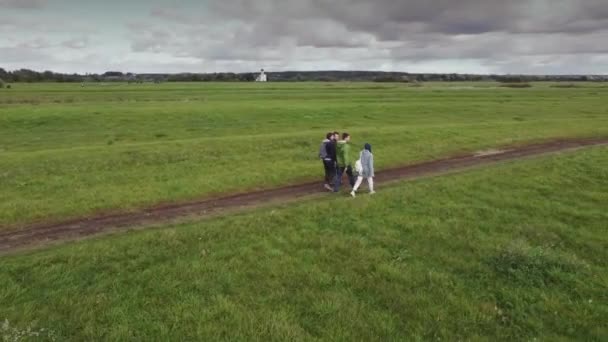 Vänner Går Genom Den Gröna Ängen Höstvidder Flygfotografering Högkvalitativ Fullhd — Stockvideo