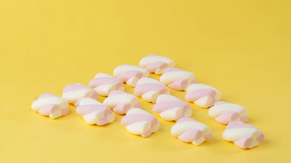 Marshmallows Een Gele Achtergrond Vorm Van Een Driehoek Hoge Kwaliteit — Stockfoto