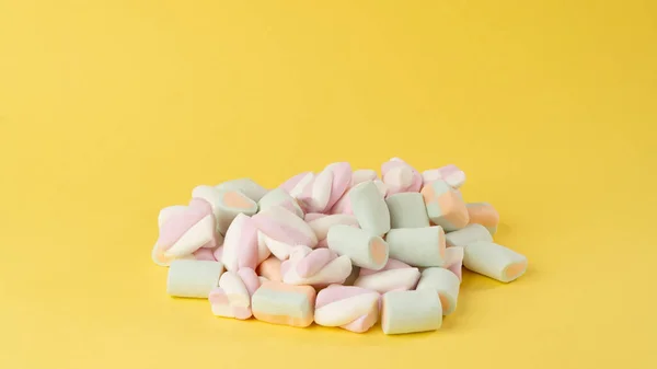 Marshmallows Sfumature Delicate Uno Sfondo Giallo Brillante Foto Alta Qualità — Foto Stock
