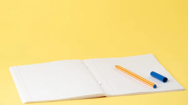 Cuaderno Bolígrafo Sobre Mesa Sobre Fondo Amarillo Espacio Para Texto — Foto de Stock