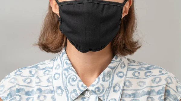Γυναίκα Μαύρη Προστατευτική Μάσκα Στο Πρόσωπό Της Κοντινό Πλάνο Υψηλής — Φωτογραφία Αρχείου