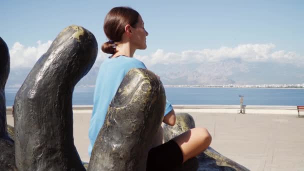 Meditatie Met Prachtig Uitzicht Bergen Zee Hoge Kwaliteit Beeldmateriaal — Stockvideo