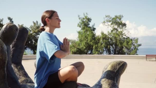 Медитация Парке Девушка Лотоса Руки Намасте Высококачественные Кадры — стоковое видео