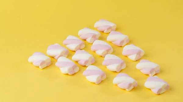 Achtergrond Van Marshmallow Vlechtjes Een Gele Achtergrond Hoge Kwaliteit Foto — Stockfoto