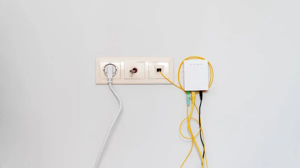 Karışık kablolu soket, kablolar ve beyaz arka planda internet yönlendiricisi. Yüksek kalite fotoğraf