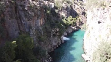 Kanyon geçidinde kayaların arasındaki dağ nehri, insansız hava aracı ile hava fotoğrafçılığı.